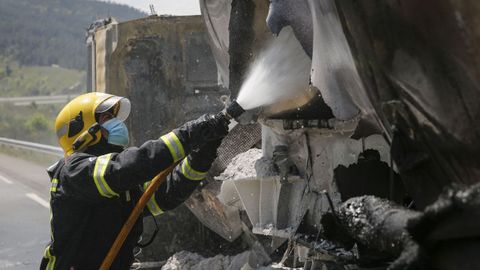 Bombero actuando sobre un camión incendiado