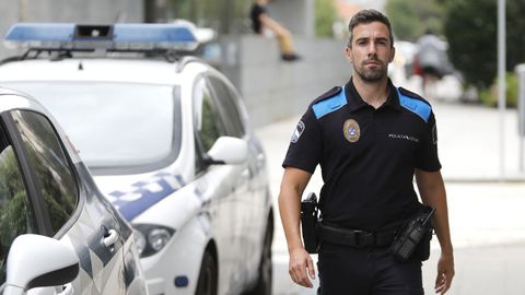 El agente Javier Padín en la comisaría de Cangas