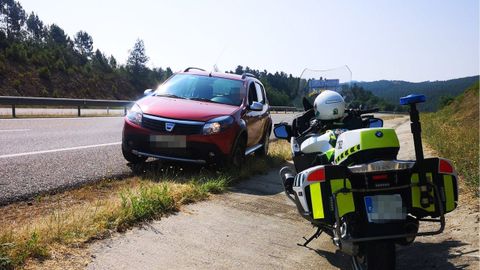 La Guardia Civil de Tráfico de Verín consiguió interceptar el vehículo rápidamente