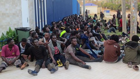 Parte de los 238 inmigrantes que el jueves lograron saltar la valla de Melilla