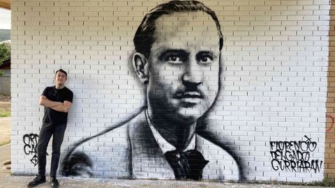 Pedro Álvarez, artisticamente coñecido como Orde Caos, firma un mural de Florencio Delgado Gurriarán en O Bañadoiro, en Vilamartín de Valdeorras