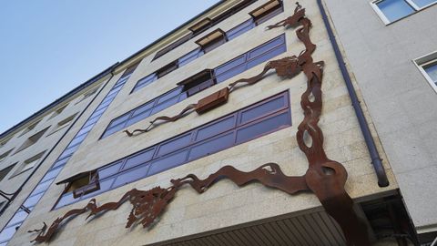 Fachada dá biblioteca Delgado Gurriarán de O Barco, firmada por Roi Domínguez