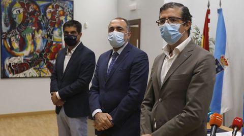 El delegado de la Xunta, Gabriel Alén; el conselleiro de Sanidade, Julio García Comesaña; y el gerente de la EOXI, Félix Rubial.