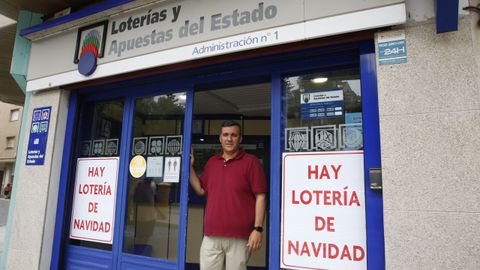 Cholo Moldes, propietario de la administración de lotería número 1 en Sanxenxo