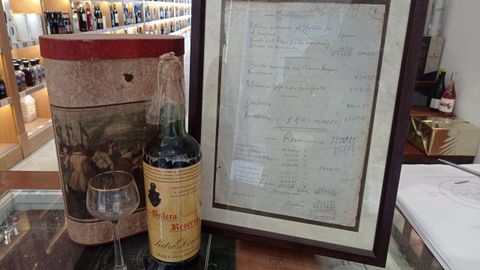 Dos joyas de la familia Chao: la botella especial de Pedro Domecq a Antonio Chao Vázquez, fundador de Casa Chao, y el documento original del traspaso del local el 26 de julio de 1931