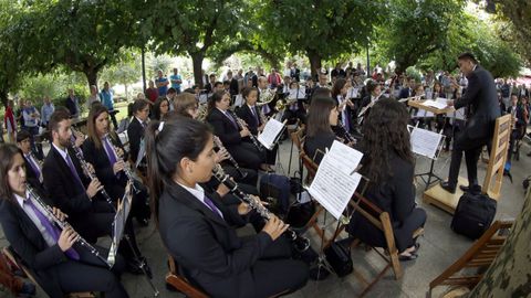 La banda de O Rosal, en una actuación en A Pobra