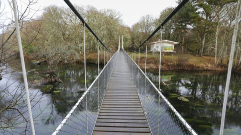 La ruta conocida como Insua de Seivane se inicia cruzando el puente