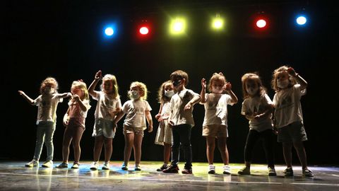 Los niños disfrutaron con sus animadores del festival.