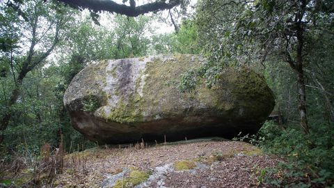 La Pena dos Mouros se encuentra en Donalbai, parroquia del municipio de Begonte.