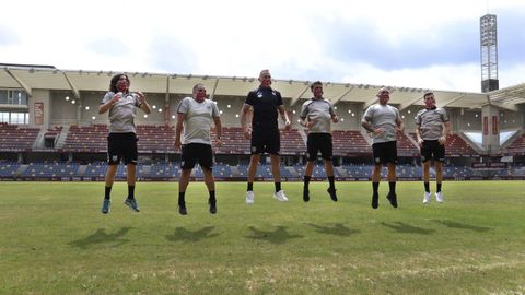 El entrenador del Pontevedra, Ángel Rodríguez, en el centro, con los integrantes de su cuerpo técnico