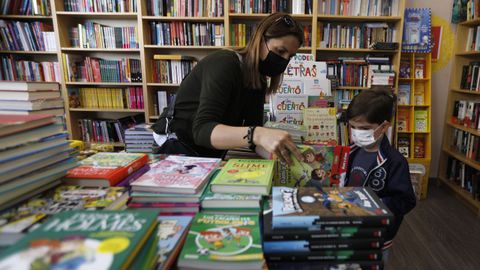 Los niños pueden elegir el libro que quieren llevarse de las librerías con el bono municipal