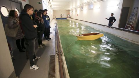 Imagen de archivo de alumnos en el campus de ingeniería de Ferrol. Estas carreras tienen plazas libres pero son muy difíciles, lo que demuestra que la nota de acceso no tiene nada que ver con la dificultad del grado