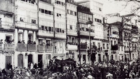 O enterro de Curros: comercios pechados, crespóns negros nas ventás e a bandeira cubrindo o cadaleito. A despedida a Manuel Curros Enríquez (falecido en Cuba en marzo de 1908 e soterrado en abril na Coruña) foi multitudinaria