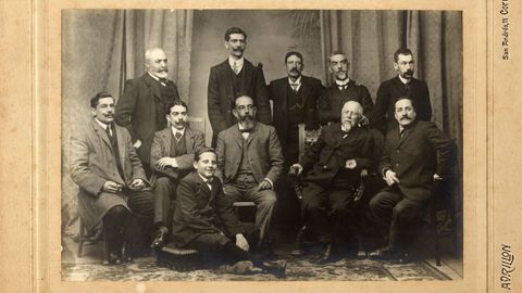 Real Academia Galega: fúndase en 1906 na Coruña. Murguía foi o seu primeiro presidente. A Sociedade de Folklore Galego, creada na Coruña en 1881 e promovida por Emilia Pardo Bazán, foi o seu precedente. A súa sede está na casa de Bazán da rúa Tabernas