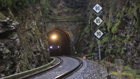El túnel de Oural es tan estrecho que apenas queda sitio entre los trenes y las paredes