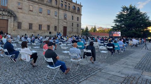 El documental fue proyectado en una pantalla instalada en la explanada de la Compañía
