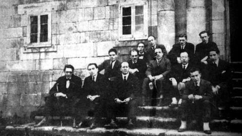 Irmandades da Fala: nacen na Coruña en 1916 e espállanse por Galicia (está foto histórica é da cuarta asamblea, que se celebra en Monforte, e á que asisten Antón Villar Ponte, Castelao ou Antón Losada Diéguez). O movemento nacionalista asume o monolingüísmo en galego. Antón Villar Ponte, principal promotor, comezou a campaña cunha serie de artigos na Voz de Galicia. Disólvense no 1931 e nace o Partido Galeguista
