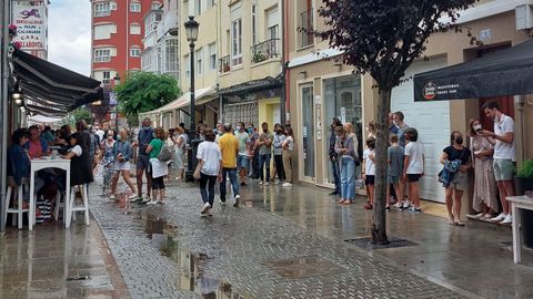 Colas este sábado en Ribadeo para comer en Casa Villaronta, de Ribadeo, situada a la izquierda