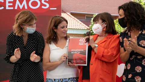 La diputada en la Asamblea de Madrid y coordinadora de ponencia, Hana Jalloul; la vicesecretaria del PSOE, portavoz en el Congreso y coordinadora del congreso del partido, Adriana Lastra; la presidenta del PSOE, Cristina Narbona; y la europarlamentaria y también coordinadora de ponencia, Lina Gálvez