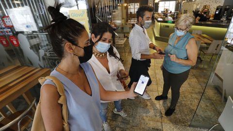 Clientes mostrando sus certificados en la cafetería Ecos