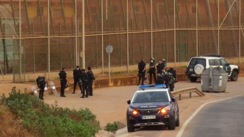 Imagen de archivo. Vista de varias patrullas y agentes de la Guardia Civil y de la Policía Nacional en la zona cercana al paso fronterizo de Barrio Chino.