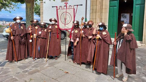 Membros da asociación Camiños a Santiago pola Ribeira Sacra estrearon o estandarte da entidade asistindo a unha misa na igrexa da Régoa