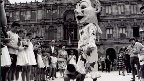Imagen de las fiestas de María Pita de 1960. Entonces, como en 1885 y a lo largo del siglo XIX, no faltaba el desfile de gigantes y cabezudos