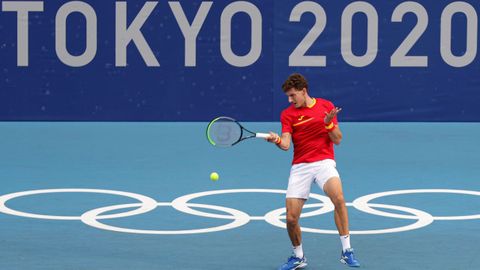 El tenista español Pablo Carreño sirve la bola ante el croata Marin Cilic durante el partido de segunda ronda de tenis perteneciente a los Juegos Olímpicos 2020