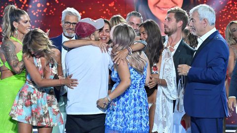 Olga Moreno abraza a David y Rocío Flores, de espaldas
