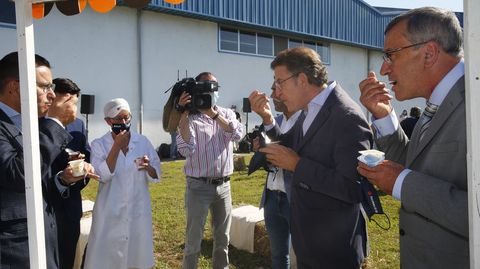 Alberto Núñez Feijoo, catando la mítica crema bombón de Clesa, esta mañana en Caldas