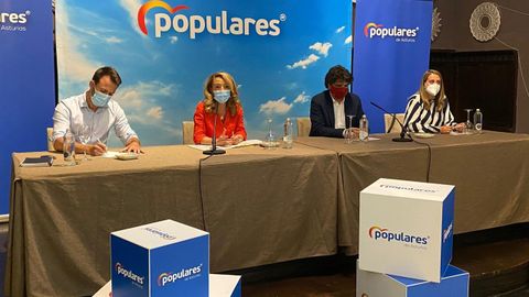La presidenta del PP de Asturias, Teresa Mallada, junto al diputado en la Junta lvaro Queipo y el diputado en el Congreso Mario Garcs