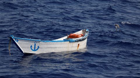 Una embarcación abandonada en una de las zonas de búsqueda y rescate frente a la costa africana