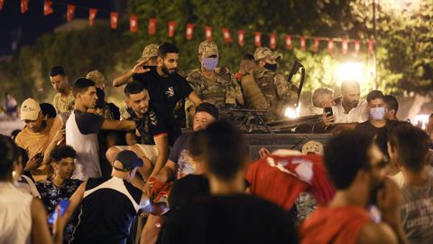 Defensores del presidente tunecino Kais Saied lo apoyan en las calles despus de que destituyera al primer ministro, suspendiera la Asamblea y retirara la inmunidad parlamentaria a todos los diputados