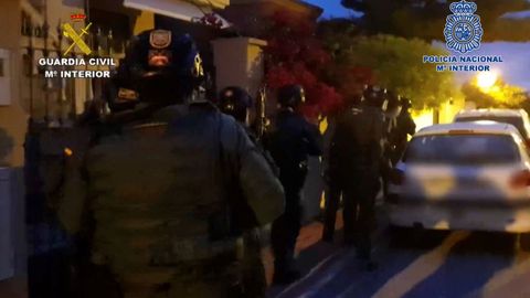 Momento en el que la Polica Nacional y la Guardia Civil proceden a los arrestos