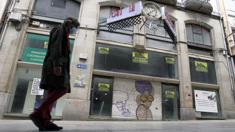 El primer centro comercial del barrio de A Magdalena evidencia el abandono de los 13 años que lleva cerrado