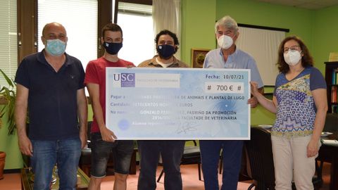 Responsables de la facultad y de la protectora y representantes del alumnado participaron en la entrega