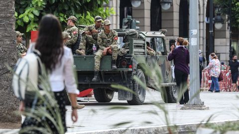 Miembros de las Fuerzas Armadas de Túnez, en una calle de la capital