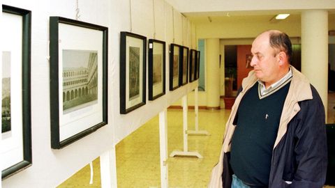 José Luis Martínez Montero en una exposición de fotografías antiguas que presentó en la Casa de Cultura de Monforte en el año 2000,