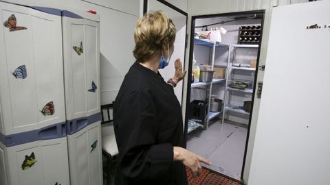 La dueña de la Trasanquesa, comprobando la mercancía que se llevaron los ladrones