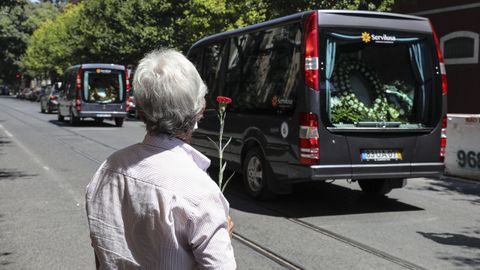 Un hombre observa el paso del cortejo fúnebre de Saraiva de Carvalho