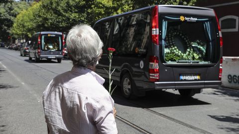 Un hombre observa el paso del cortejo fnebre de Saraiva de Carvalho