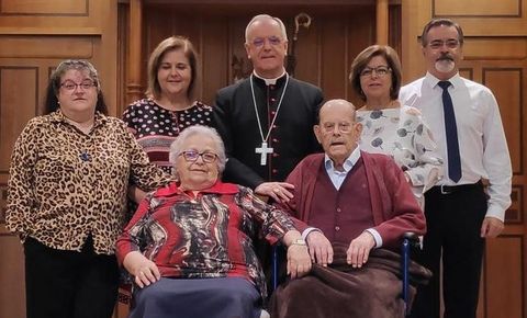 Una imagen reciente del obispo de Ourense con sus padres y sus hermanos