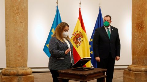 Lydia Espina, cosejera de Educación del Principado, toma posesión de su cargo en presencia de Adrián Barbón