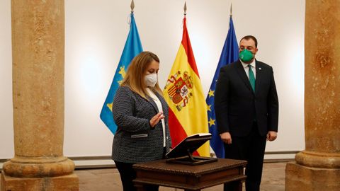 Lydia Espina, cosejera de Educacin del Principado, toma posesin de su cargo en presencia de Adrin Barbn