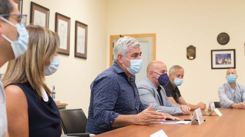 El responsable de infraestructuras del club, Jesús Gandoy y la arquitecto del proyecto, Carmen Viño también estuvieron en la presentación.