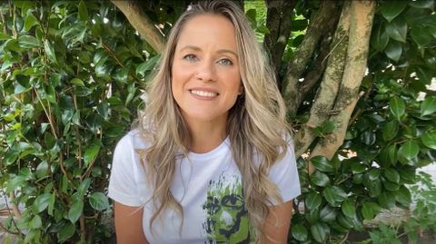 Fátima Pego no es solo una voz y una cara bonita. La comunicadora y artista de Brión saca partido a su popularidad para ser el altavoz de muchas demandas que afectan a sus vecinos de Brión, ya sea en apoyo a la unitaria, al proyecto de Art for Dent u otras causas locales.