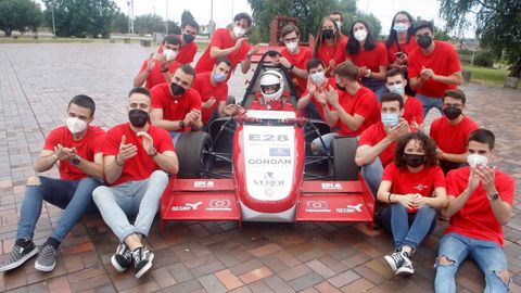 Estudiantes de la Universidad de Oviedo durante la presentación del monoplaza eléctrico de competición que han diseñado y construido para competir en Formula Student, la competición universitaria de monoplazas más consolidada en Europa