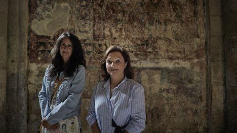 La escritora María Oruña y la restauradora Vania López