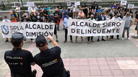 Policías locales se manifiestan contra el alcalde de Siero