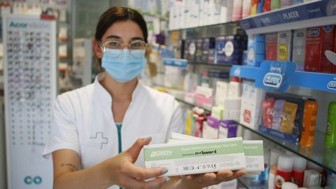 Certificados de test de antígenos en la farmacia Sara Varela, de Viveiro